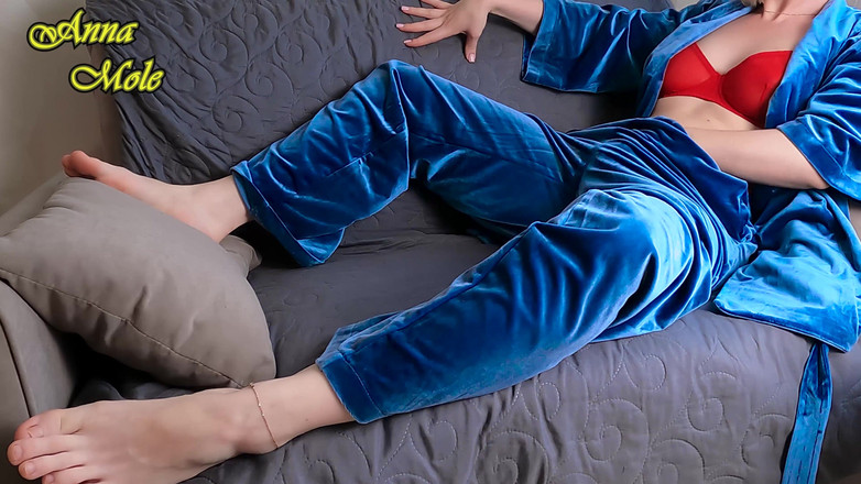 Anna Mole: Hot Mommy in Pajamas, Can't Sleep, and Begins to Caress...