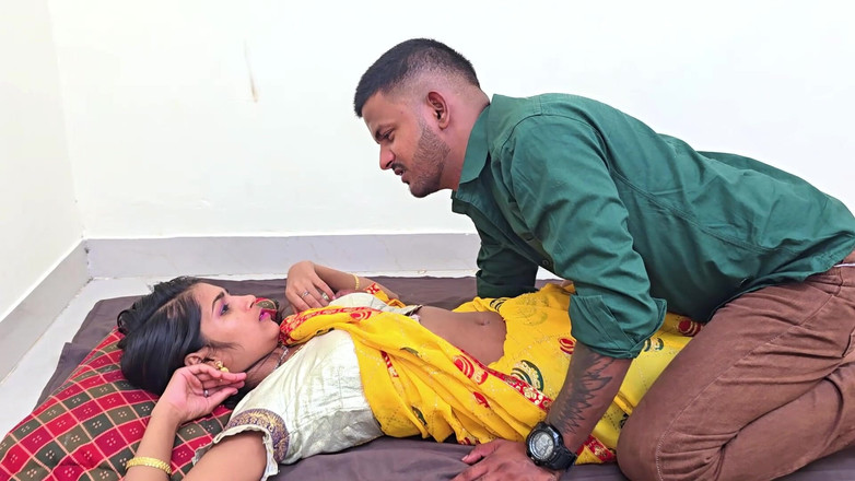 SAWITA BHABHI: Empregada doméstica dividiu a cama com o dono da casa...