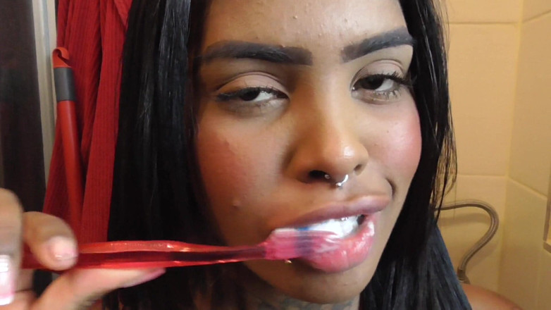 Solo Austria: Black girl teeth brushing fetish!