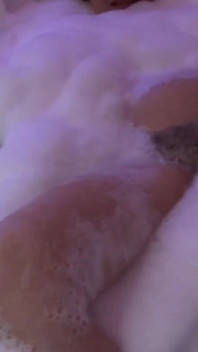 Meine schöne ehefrau genießt den whirlpool im motel, bevor sie meinen freund fickt