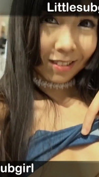 大胆的亚洲女郎在服装店里露出并操她的阴户！