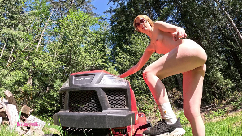 Destination Kat: Yardwork Pee Komp