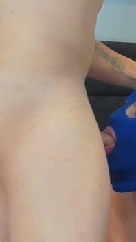 Schlanker Twink lutscht den riesigen Schwanz eines großen kolumbianischen Mannes str8