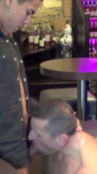 Mladá latinoamerická dvojčata ošukaná tátou