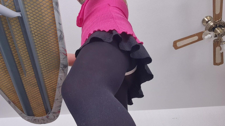 SavageHeater59: Uită-te sub fusta mea în timp ce calc