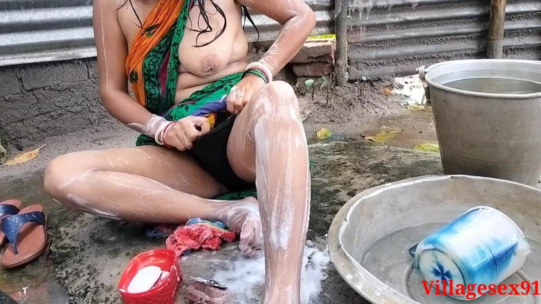 Villagesex91: Ehefrau zeigt ihre muschi klar geleckt, beim baden im freien