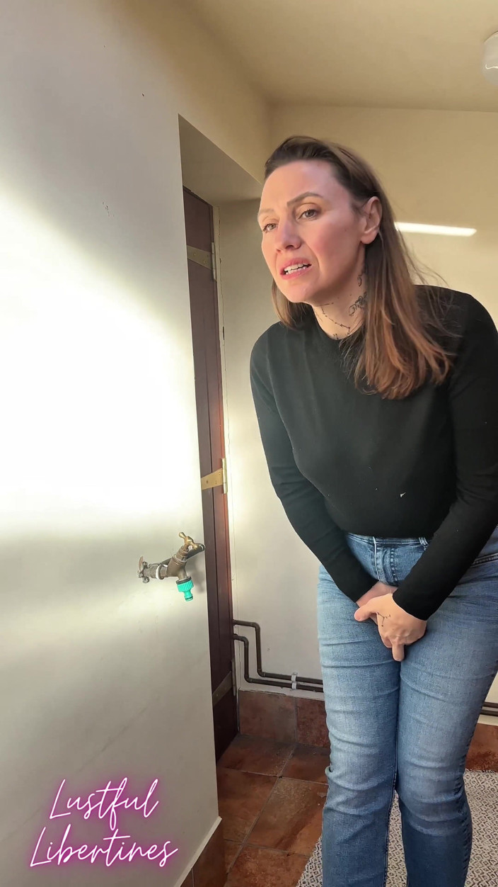 Lustful Libertines: Dikunci Dari Bilik Air - Seluar Jeans Basah