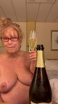 Hadiah xxx dari nenek yang super hot ini!