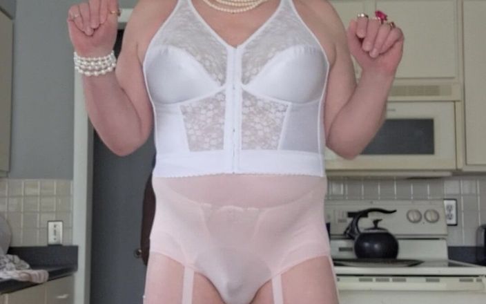 Victoria Lecherri: Bunicuța Tranny Cougar Vicki are nevoie de mai mulți tineri...