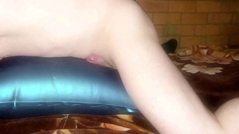 Aussie bi boy: 在水床上啪的充气水枕头