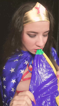 Pov pipì ball spiaggia meraviglie donna che rimbalza con un grande culo bagnato