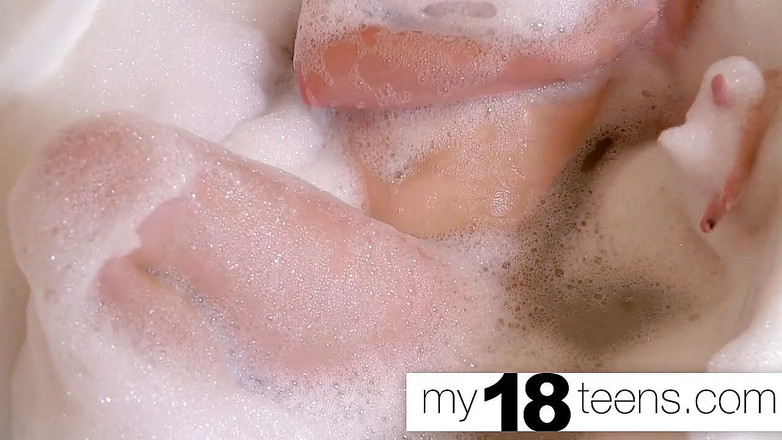 My 18 Teens: MY18TEENS - Zrzka si hraje s kundičkou a hladí prsa v...
