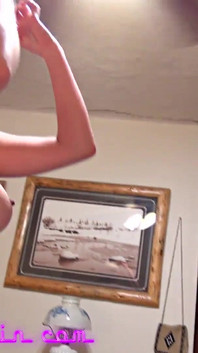 2人の覆面コスプレガールが脂肪チンポを吸う