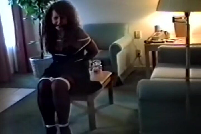 Club of Bondaged Babes: この黒いドレスの女の子は、縛られるのを楽しんでいます