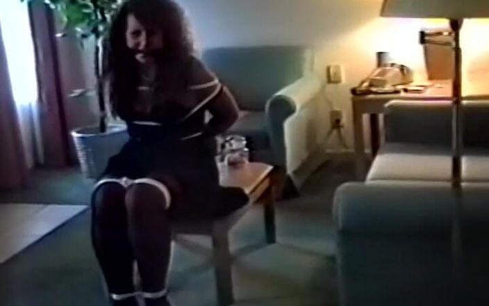 Club of Bondaged Babes: Tato holka v černých šatech si užívá svázané