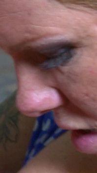Sexy milf mit riesigen titten wird in der garage mit großem schwanz hart gefickt