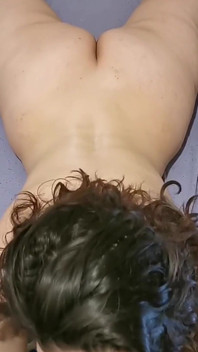 Giocano con tutti i buchi di questa moglie troia parte 1