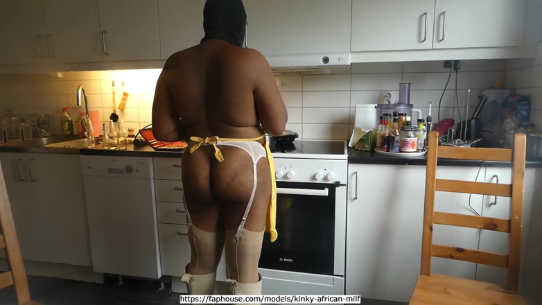 Kinky African MILF: Podává čaj s mlékem