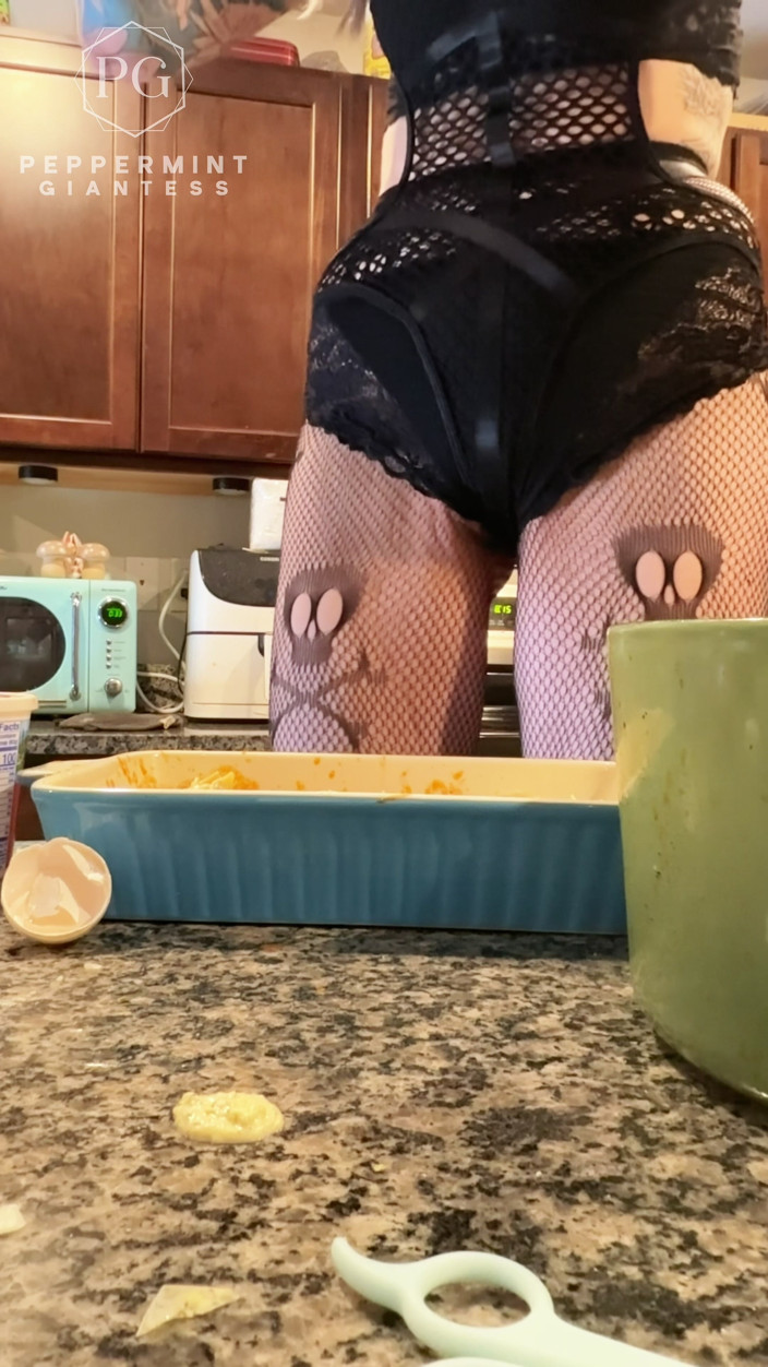 Peppermint Giantess: 7'3 Peppermint Giantess Makes Stuffed Shells with a Very Naughty...