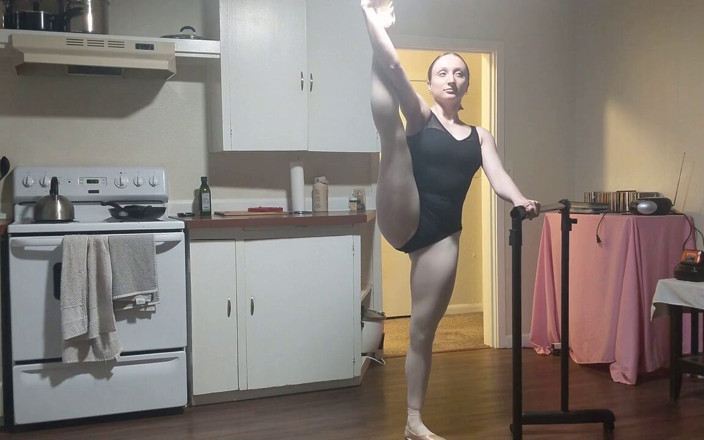 voyeurpervert: Lady Cherry Dance Ballet w trykocie i nago