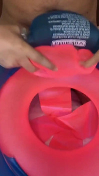 Gioca con l'anello da bagno gonfiabile