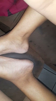 Büyük memeli Hintli orta yaşlı seksi kadın ayakla muamele ve sakso