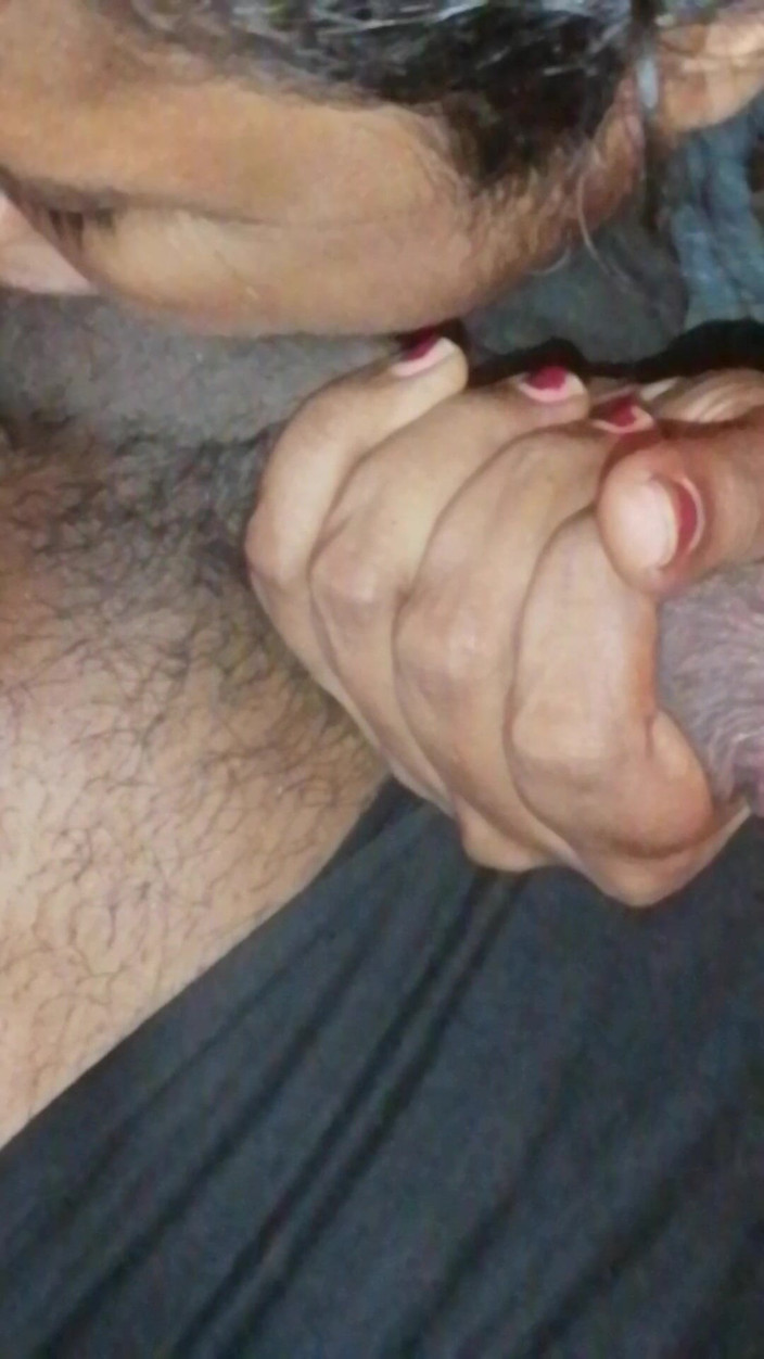 Tina Baby: Mi criada tiene interesantes hábitos de chupar