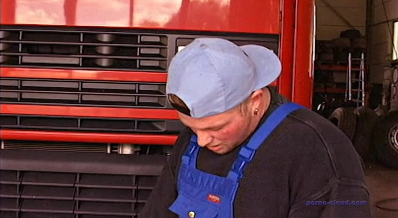 Porno Cloud: The milf and her car repair