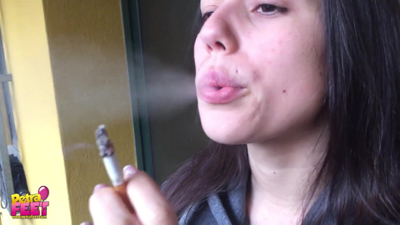 Smokin Fetish: Kouření venku od ohromující brunetky