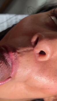 브라질 갈색 머리 여성이 욕망에 빠져 있다