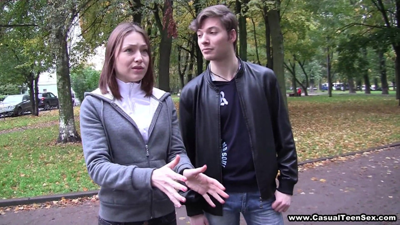Casual Teen Sex: Une jolie fille se fait baiser par son copain occasionnel