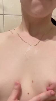 甜美少女在淋浴后玩弄完美的坚硬