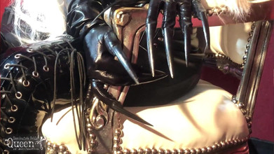 라텍스 캣수트를 입은 Dominatrix Frida - 쪼이는 코르셋 - 발레 부츠 - 긴 손톱