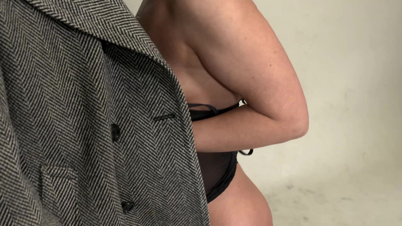 Deutschland Porno X: Geneukt door wellustige - rijpe brunette krijgt beide gaten hard uitgerekt