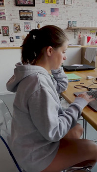 Lyne, MILF à gros nichons, se fait coincer dans la machine à laver