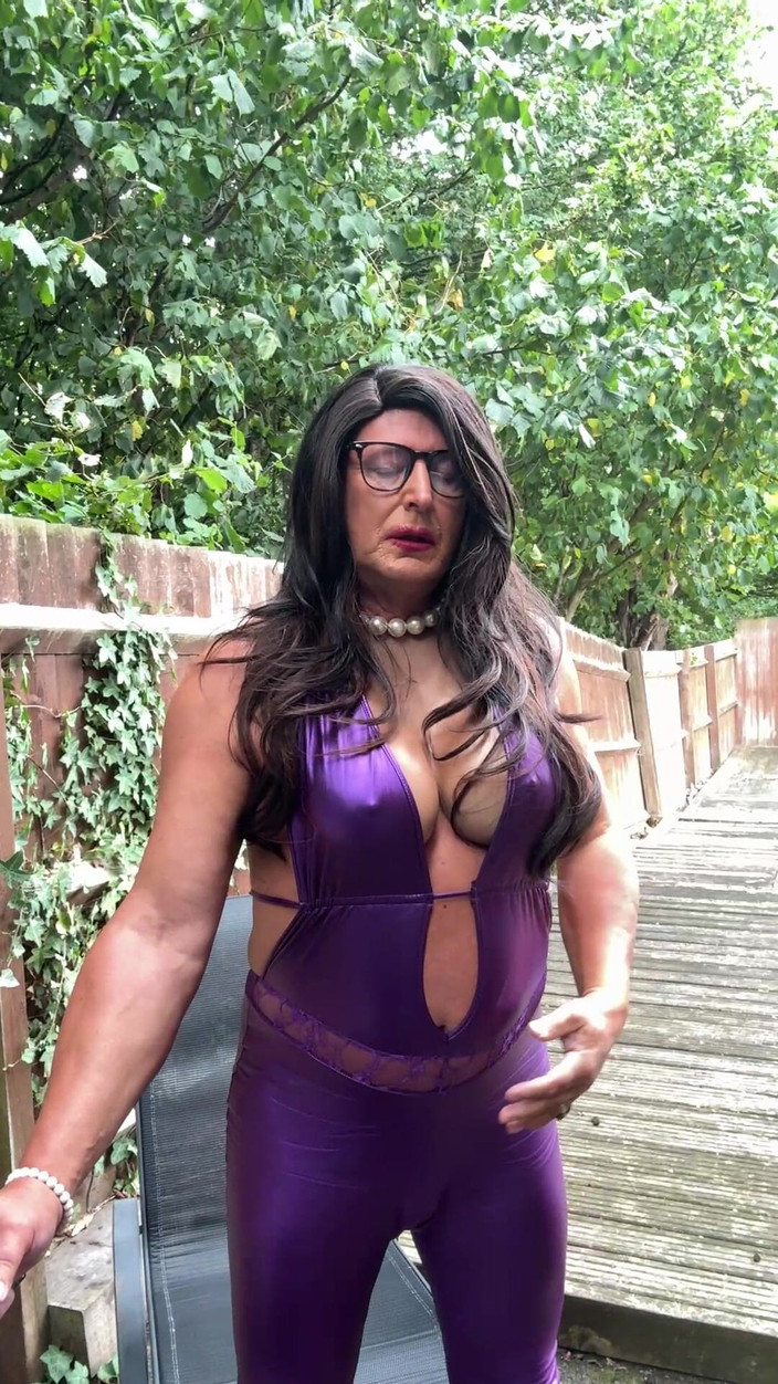 Kelly CD 2022: Kellycd2022, travesti sexy en combinaison en pvc violet et talons