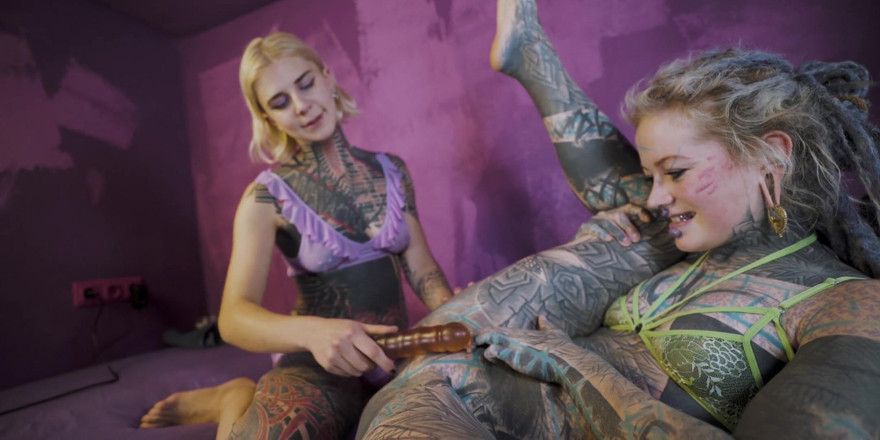 Z-Filmz: Mașină de futut anal distruge curul fetelor drăguțe tatuate - acțiune...