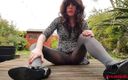 EmmaLeeTV - Nylon Fetish Tranny: Emma Lee trans porcellina all&amp;#039;aperto in collant opachi grigi primo...