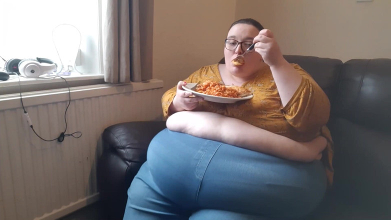 SSBBWLadyBrads: SSBBW con la pancia enorme mentre si mangia sul divano