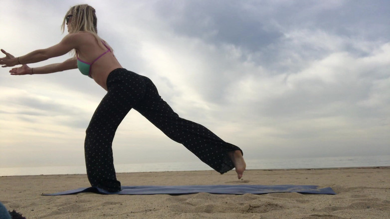 Serene Siren: बिकनी टॉप में समुद्र तट योग