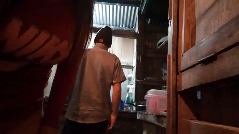 Martin13: Figliastro guarda la matrigna è vestita sexy mentre prepara il pranzo...