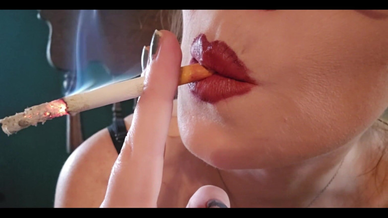 MistressThrope: Zblízka a osobní s mými ústy, zuby a kouřovým good time...