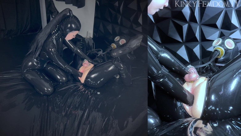 KinkyFemdomTV: Mască de gaz din latex cu pumnul anal dublu