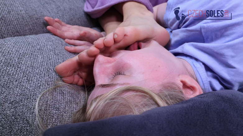 Czech Soles - foot fetish content: Fille sur fille, adoration des pieds et odeur sur le...