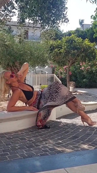 Selenas posing und sexspiele im freien in High Heels