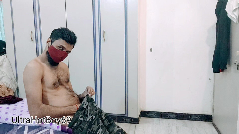 UltraHotBoy69: 私の部屋でチンコがオナニーしている