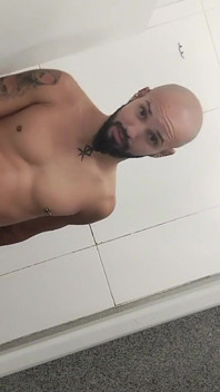 Lkw-Fahrer masturbiert Twink unter der Dusche