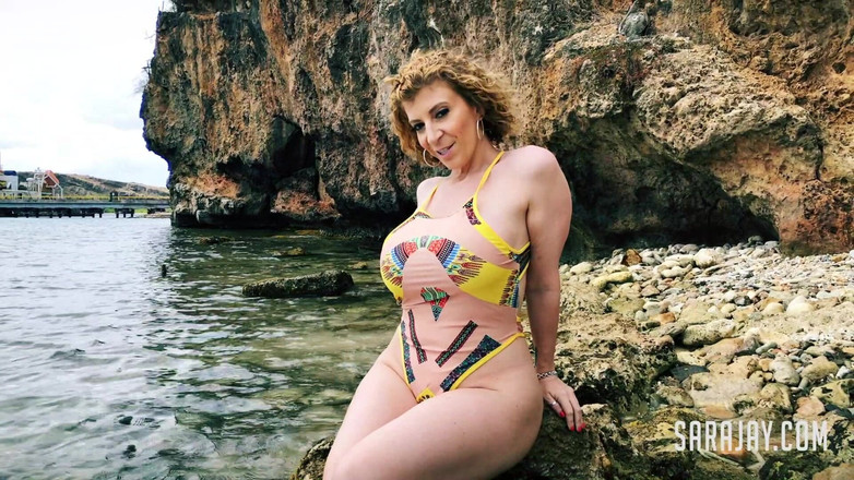 Sara Jay: Pantat Besar Pulau Sara Jay