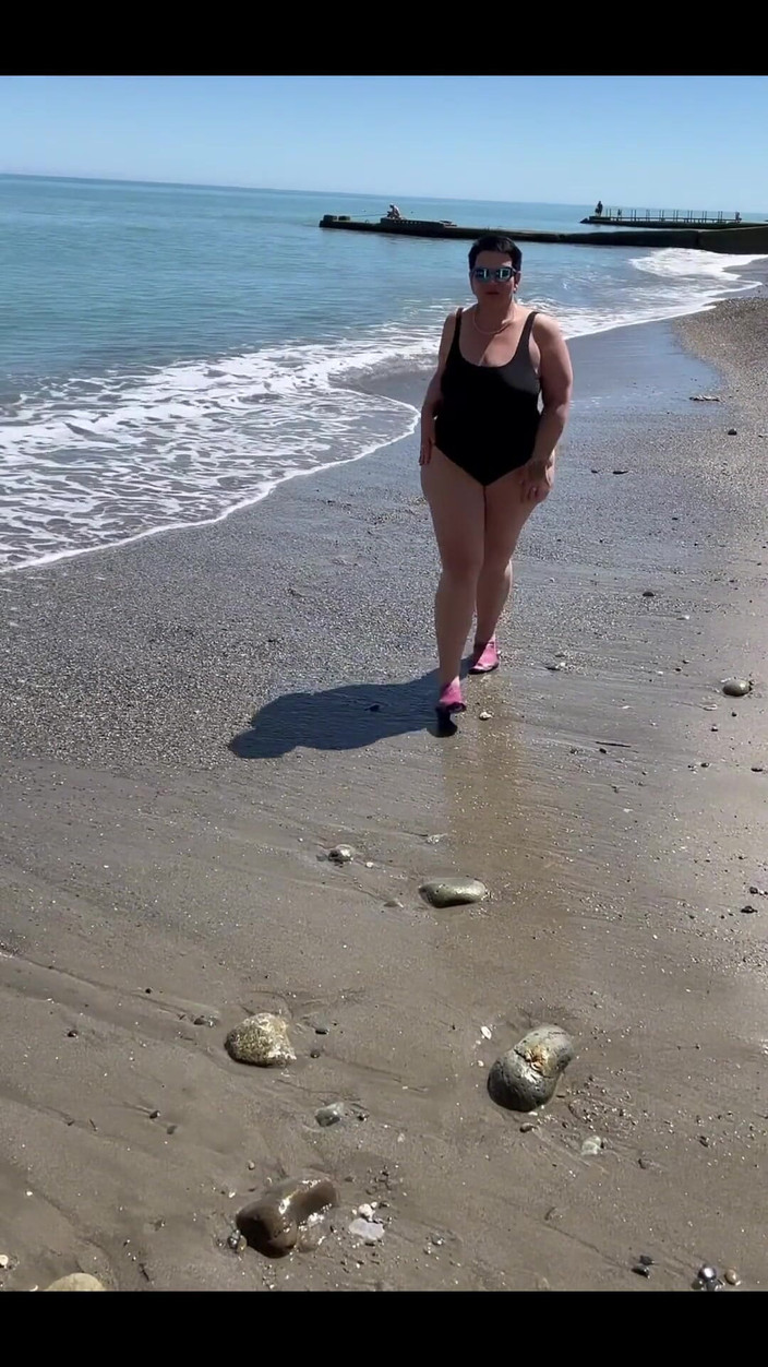 KarmenMilf: Jalan-jalan di tepi pantai