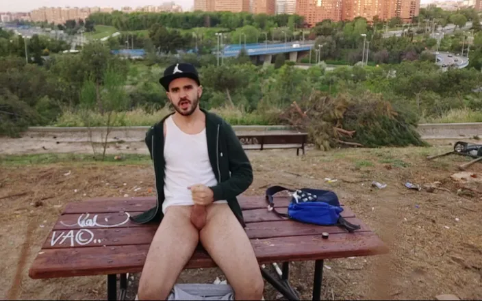 Xisco: Jerking in a park